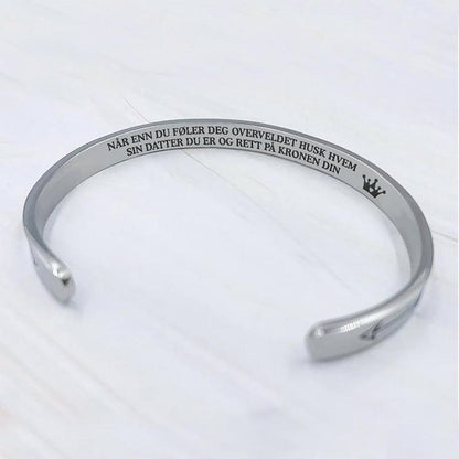 Armbånd "For Our Queen" fra foreldrene - Kosteppe