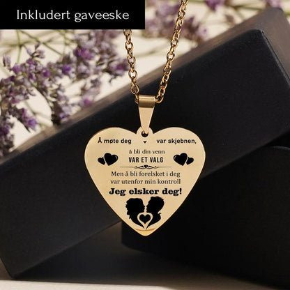 Kjærlighet styrer verden – Hjerteanheng gravert til en kjæreste - Kosteppe